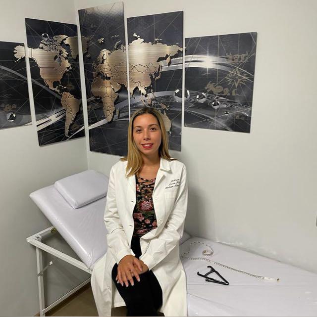 Dott.ssa Lucia Raia, Biologa Nutrizionista, nel suo studio a Napoli
